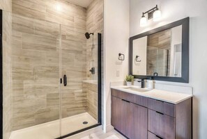 Shower, hair dryer, shampoo - Downtown Apt Steps from Dining-3 beds (Cincinnati)