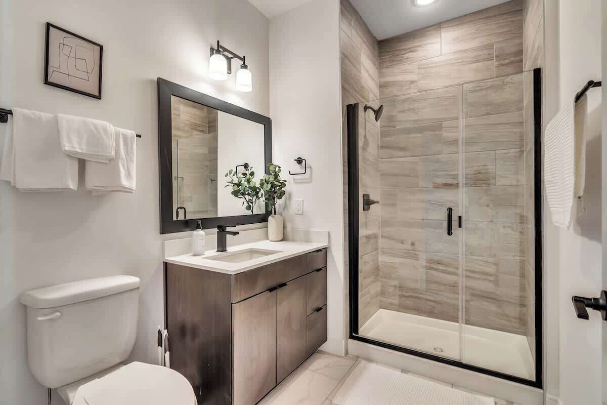 Shower, hair dryer, towels, shampoo