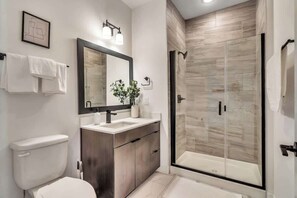 Shower, hair dryer, towels, shampoo - Walkable Studio to Downtown (Cincinnati)