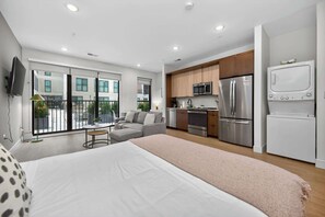 Työpöytä, silitysrauta/-lauta, Wi-Fi, vuodevaatteet