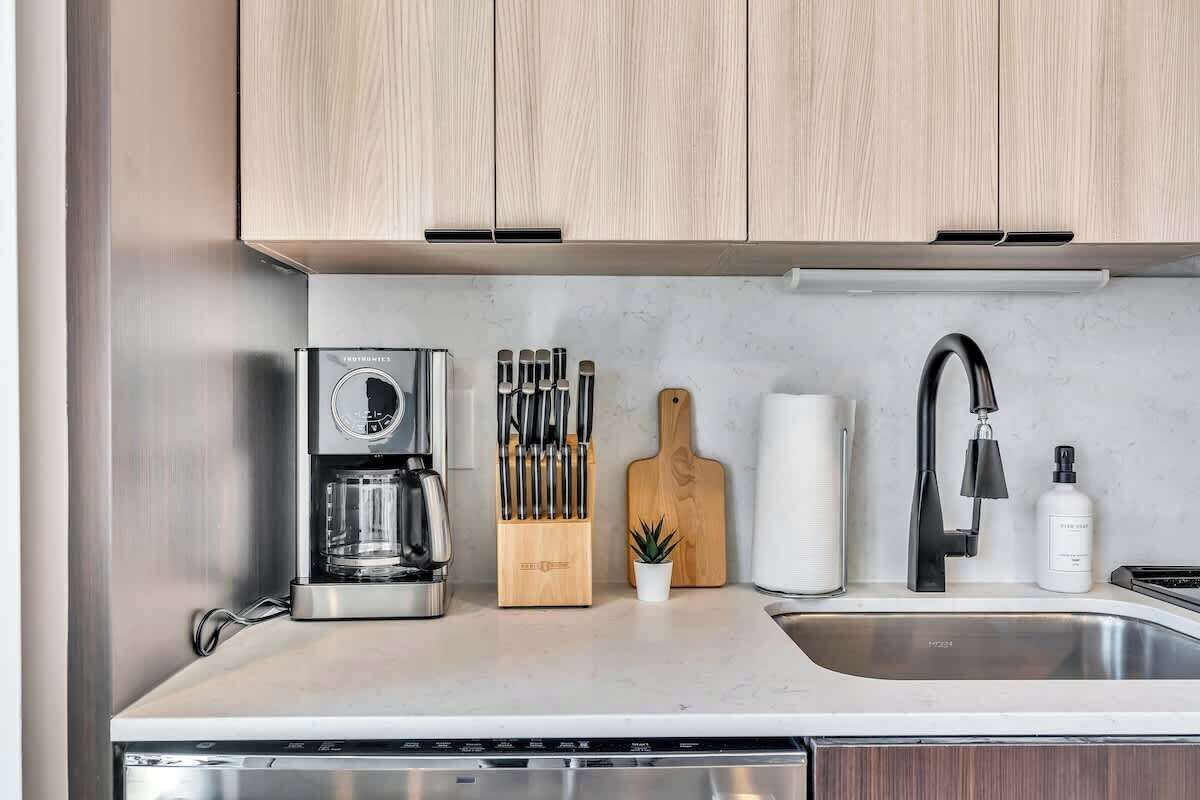 Geladeira, micro-ondas, fogão, cooktop