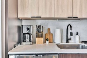 Geladeira, micro-ondas, fogão, cooktop