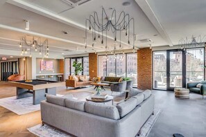 Game room - Walkable Downtown Studio (Cincinnati)