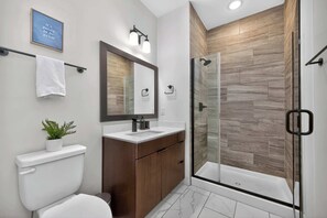 Shower, hair dryer, towels, shampoo - Walkable Downtown Studio OTR (Cincinnati)