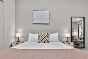 Desk, iron/ironing board, WiFi, bed sheets - Walkable Downtown Studio OTR (Cincinnati)