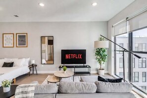 Een bureau, een strijkplank/strijkijzer, wifi, beddengoed