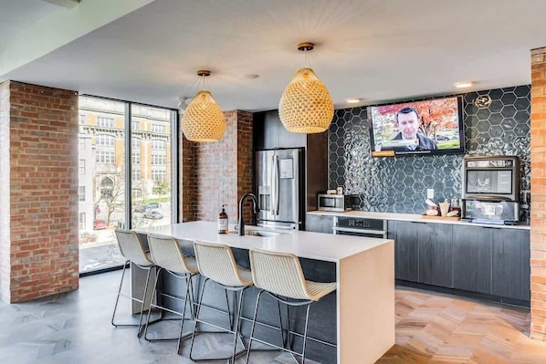 Refrigerador, microondas, horno y parrilla de estufa