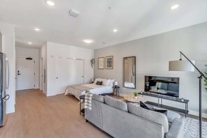 Desk, iron/ironing board, WiFi, bed sheets - Studio | Pool, Gym, Walk to Casino (Cincinnati)