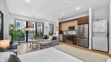 Desk, iron/ironing board, WiFi, bed sheets