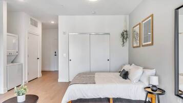 Escritorio, tabla de planchar con plancha, wifi y ropa de cama