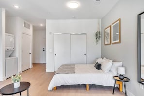 Escritorio, tabla de planchar con plancha, wifi y ropa de cama