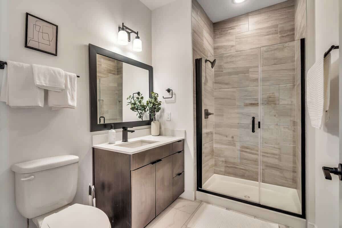 Shower, hair dryer, towels, shampoo