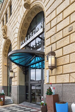 Exterior detail - Downtown 2 Bed Steps from Paul Brown Stadium (Cincinnati)