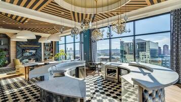 Una cocina moderna con una isla curva, ventanas amplias y vistas a la ciudad.