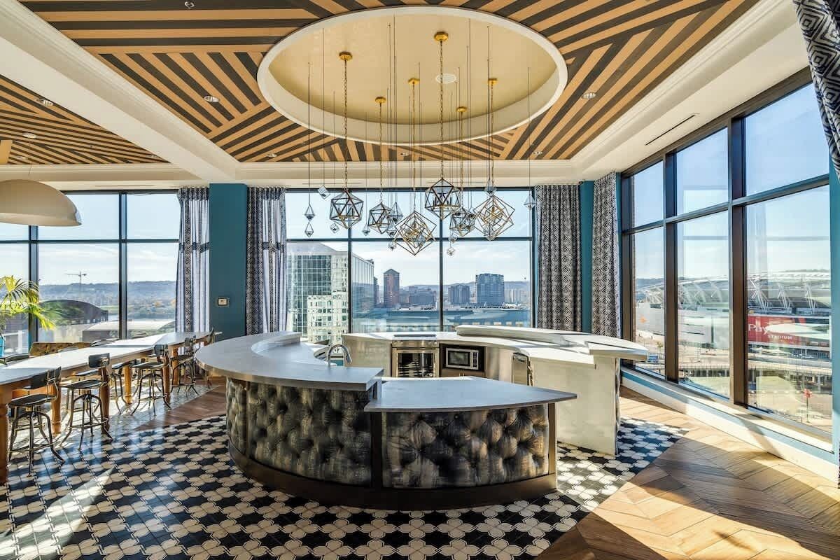 Una cocina moderna con una isla central, ventanas amplias y vistas a la ciudad.