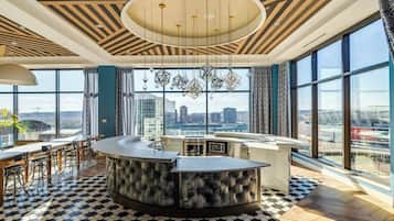 Una cocina moderna con una isla central, ventanas amplias y vistas a la ciudad.