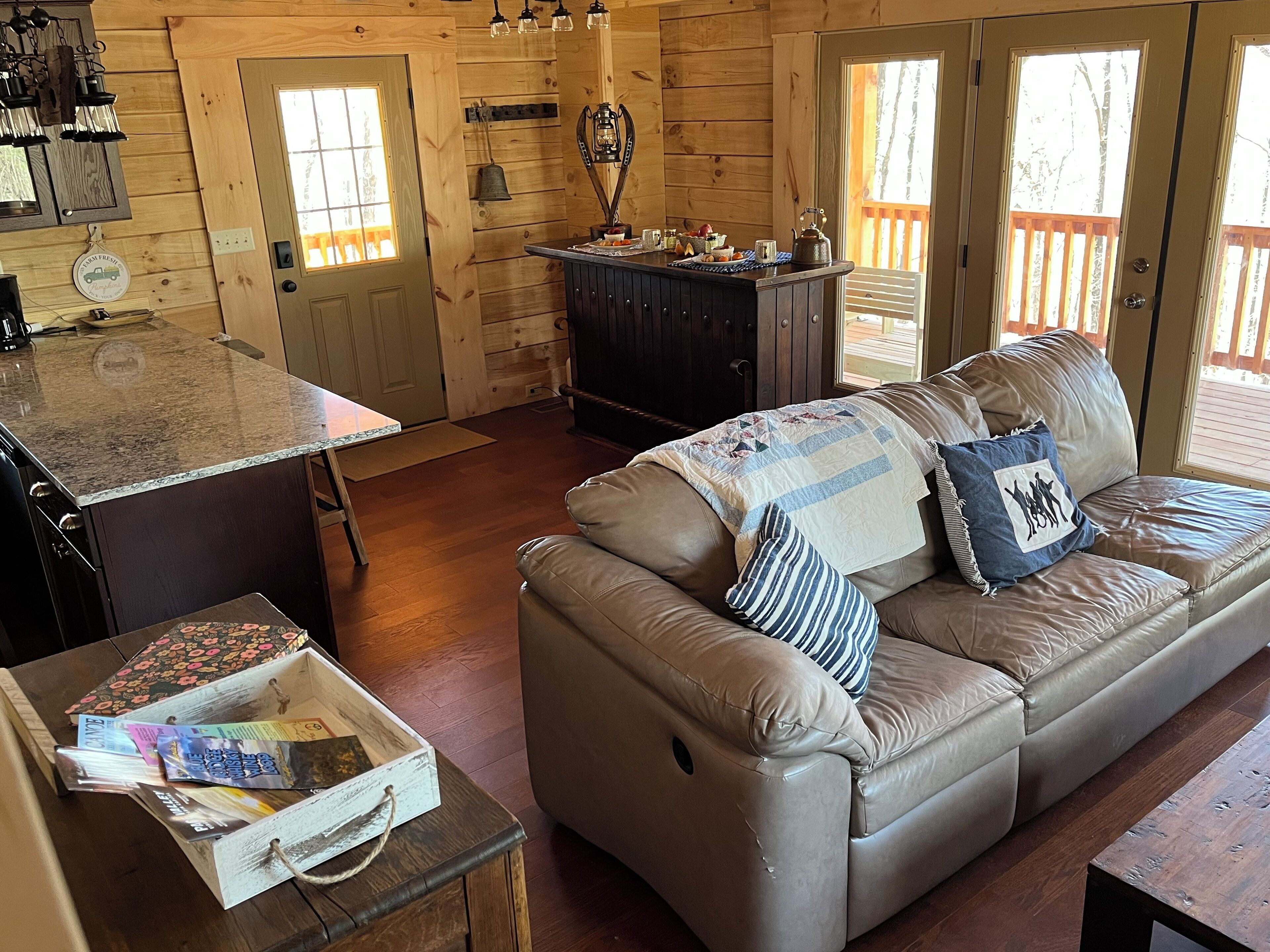 智能电视、壁炉、书