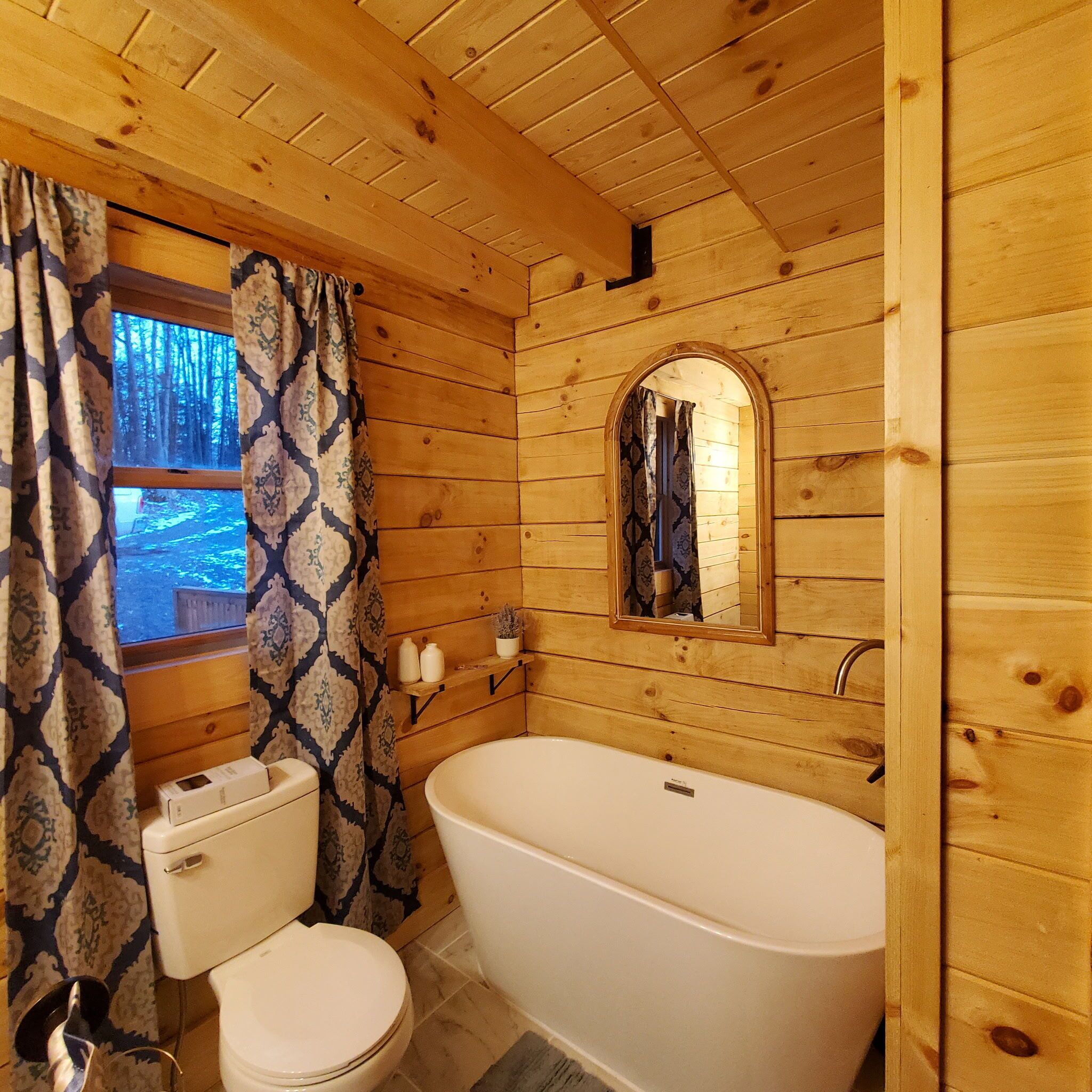 Douche, articles de toilette écologiques, sèche-cheveux