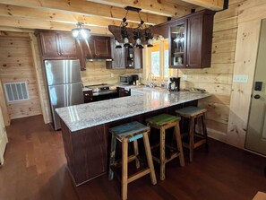 Kylskåp, mikrovågsugn, ugn och spishäll