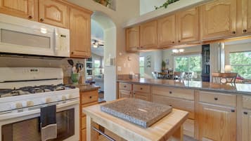 House (5 Bedrooms) | Interior