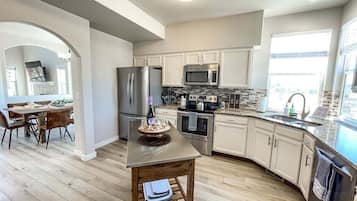House (4 Bedrooms) | Interior