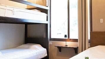 3 bedrooms, internet, bed sheets
