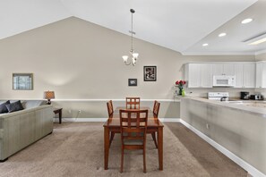 Interior - Magnolia Pointe Luster Leaf 4895-403 (Myrtle Beach)