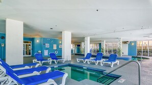 Ein Poolbereich mit blauen Liegestühlen und einem Sprungverbot-Schild.
