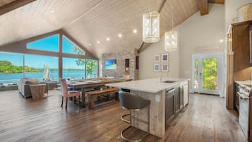 House (5 Bedrooms) | Interior