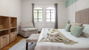 BĂŒgeleisen/BĂŒgelbrett, Reisekinderbett, WLAN, BettwĂ€sche