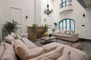 Interior - 8BR House with Patio · 18 Guests · Condesa (Ciudad de México)