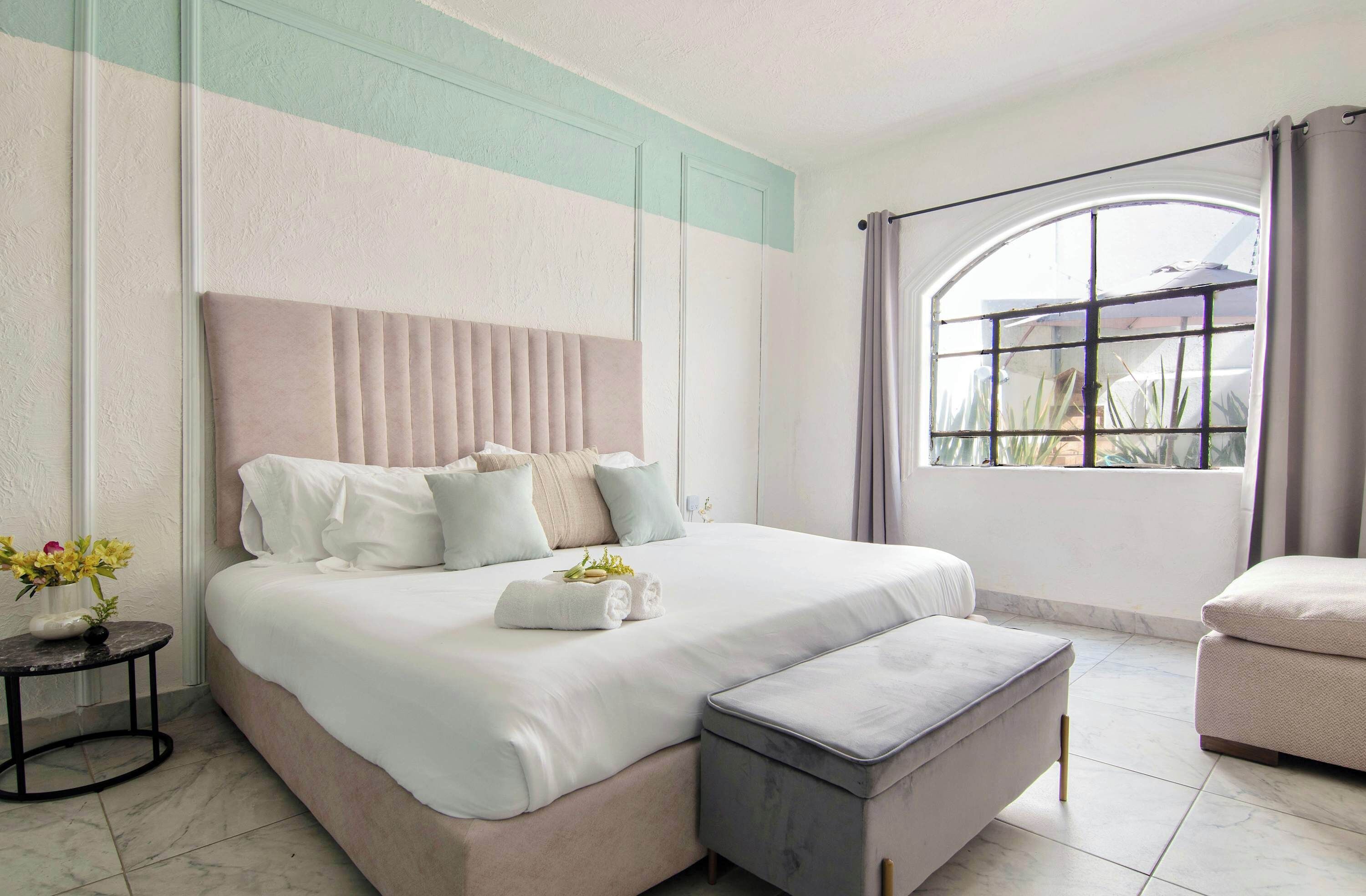 Een strijkplank/strijkijzer, reisbedje, wifi, beddengoed