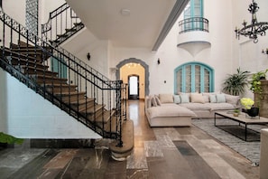 Interior - 8BR House with Patio · 18 Guests · Condesa (Ciudad de México)