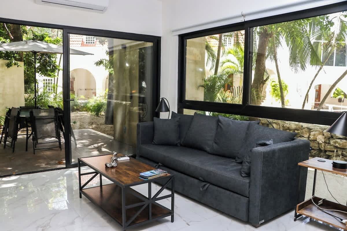 Een televisie en een kantoor