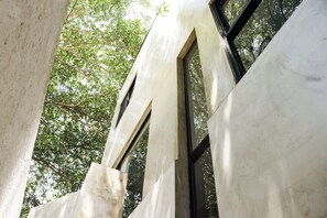 A modern building with large windows and a concrete facade. - Escapada de lujo en Playacar (Playa del Carmen)
