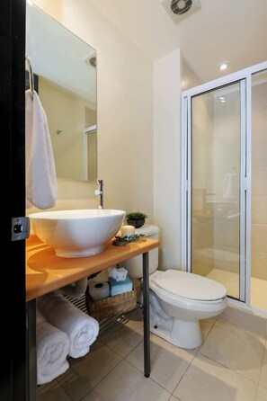 Shower - Luxury stay near Zócalo | Pool + Jacuzzi + Gym (Mexico City)