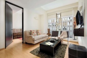 TV, offices - Luxury stay near Zócalo | Pool + Jacuzzi + Gym (Mexico City)