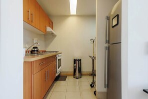 Fridge, stovetop, coffee/tea maker, cookware/dishes/utensils - Luxury stay near Zócalo | Pool + Jacuzzi + Gym (Mexico City)