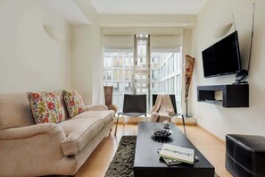 TV, offices - Luxury stay near Zócalo | Pool + Jacuzzi + Gym (Mexico City)