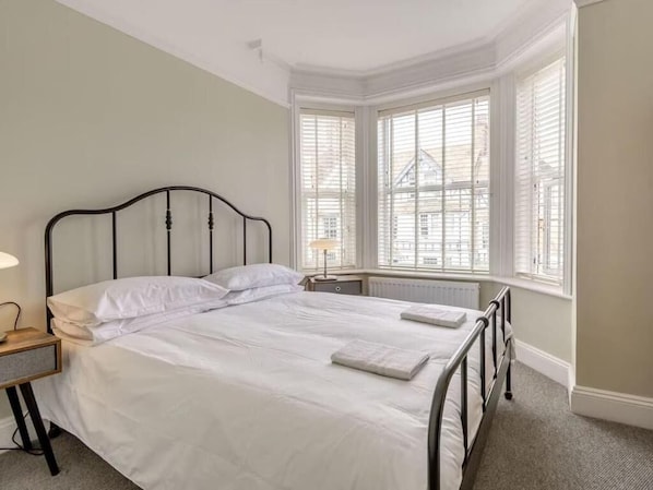 Iron/ironing board, free WiFi - Two-Bed Apartment Next To The Sea (Cromer)