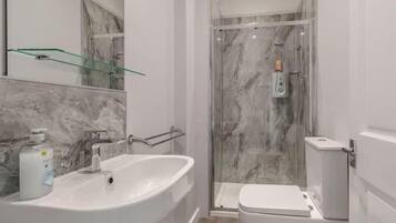 Apartment, 2 Bedrooms, Kitchen, Beachside | Bathroom
