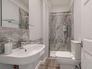 Apartment, 2 Bedrooms, Kitchen, Beachside | Bathroom - Two-Bed Apartment Next To The Sea (Cromer)