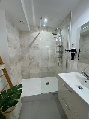 Douche, sèche-cheveux, serviettes fournies, savon