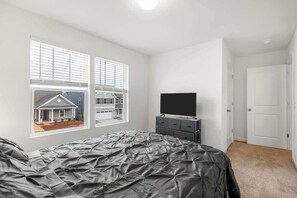 Exclusive House, Garden View | Premium bedding, down comforters, memory foam beds, iron/ironing board - Modern Comfort Spacious Home 5BR 3BA  (Greensboro)