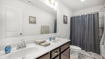 Exclusive House, Garden View | Bathroom