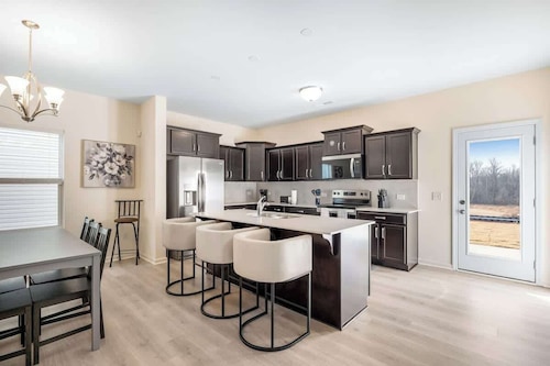 Modern Comfort Spacious Home 5BR 3BA 