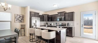 Modern Comfort Spacious Home 5BR 3BA 