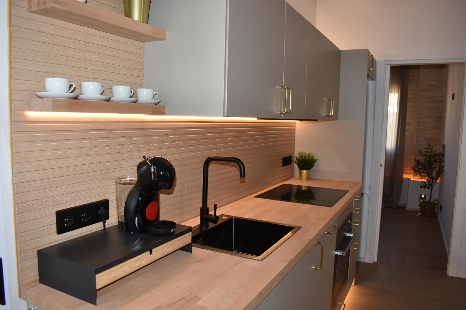 Een oven, een kookplaat, een vaatwasser