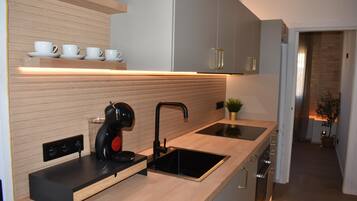 Een oven, een kookplaat, een vaatwasser