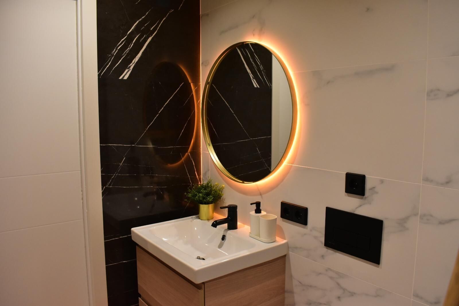 ヘアドライヤー、タオル、石鹸、トイレットペーパー